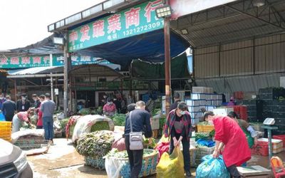 武漢重啟，白沙洲市場重現(xiàn)繁忙景象，采購車流如織保障農(nóng)副產(chǎn)品供應(yīng)